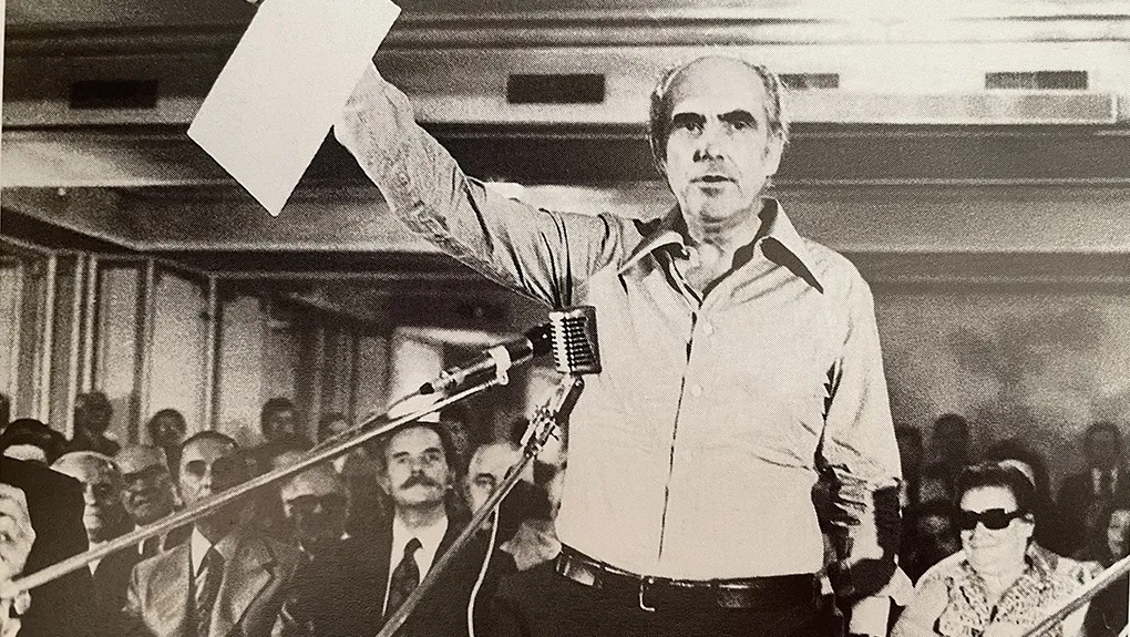 Το Παράδοξο του ΠΑΣΟΚ: Η Συμπύκνωση Ενός Αιώνα Σοσιαλδημοκρατίας σε Μια Δεκαπενταετία