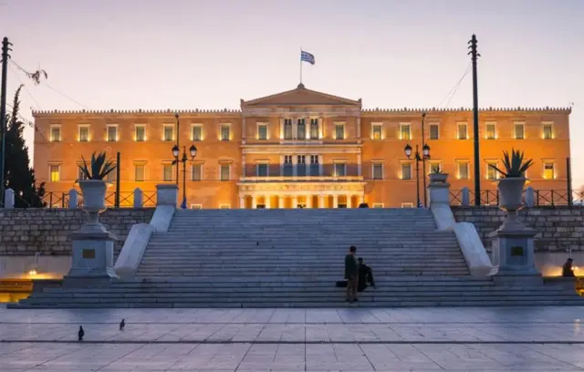 Η κρίση της αντιπροσωπευτικής δημοκρατίας και το Σύνταγμα