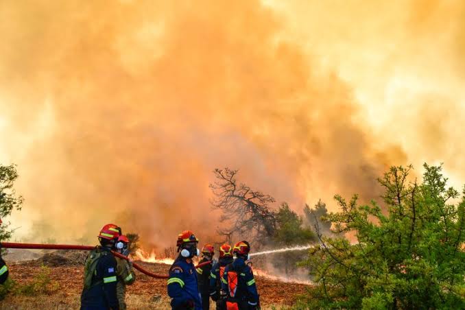 Πολλαπλά πύρινα μέτωπα: Πού κρίνεται η επάρκεια του κρατικού μηχανισμού;