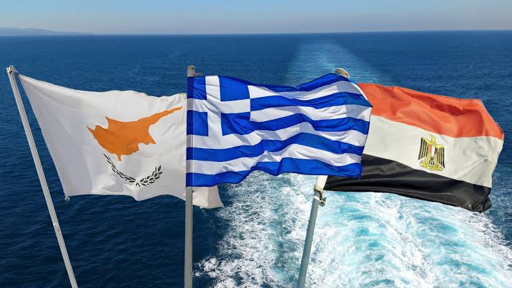 Θεσμοποίηση χωρίς διεθνή οργανισμό: Μέχρι πού μπορεί να φθάσει η συνεργασία Ελλάδας–Κύπρου–Αιγύπτου;