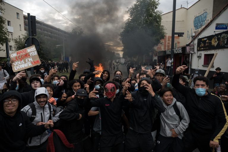 Από το τοπικό στο εθνικό: Γιατί εξαπλώθηκαν οι μαθητικές διαμαρτυρίες στη Γαλλία