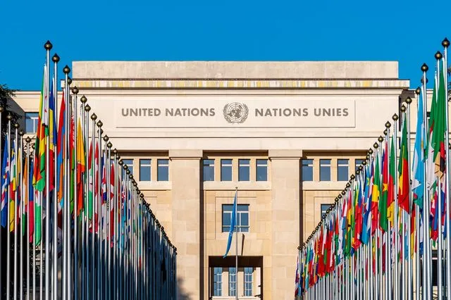 Τι προβλέπει το άρθρο 102 του Χάρτη των Ηνωμένων Εθνών για την καταχώριση των συνθηκών
